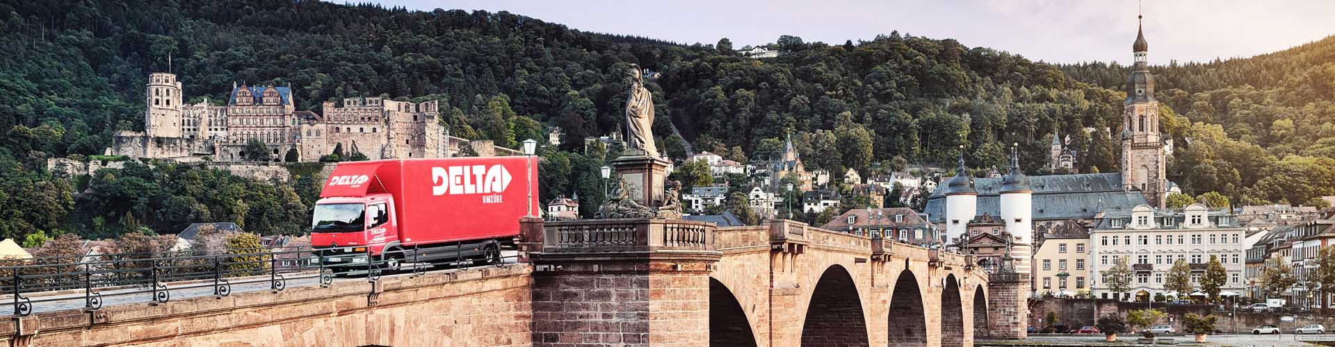 DELTA Umzüge LKW auf der Alten Brücke Heidelberg mit Schloss